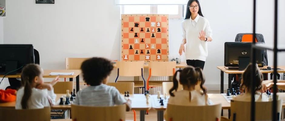 ​女老师因开会写材料过多而自杀后，领导要求所有老师开会写材料，「远方青木」发文获10万+ | 原创日榜