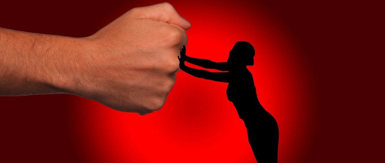 一个环卫女工决定反抗，「人物」发文获10万+ | 原创日榜